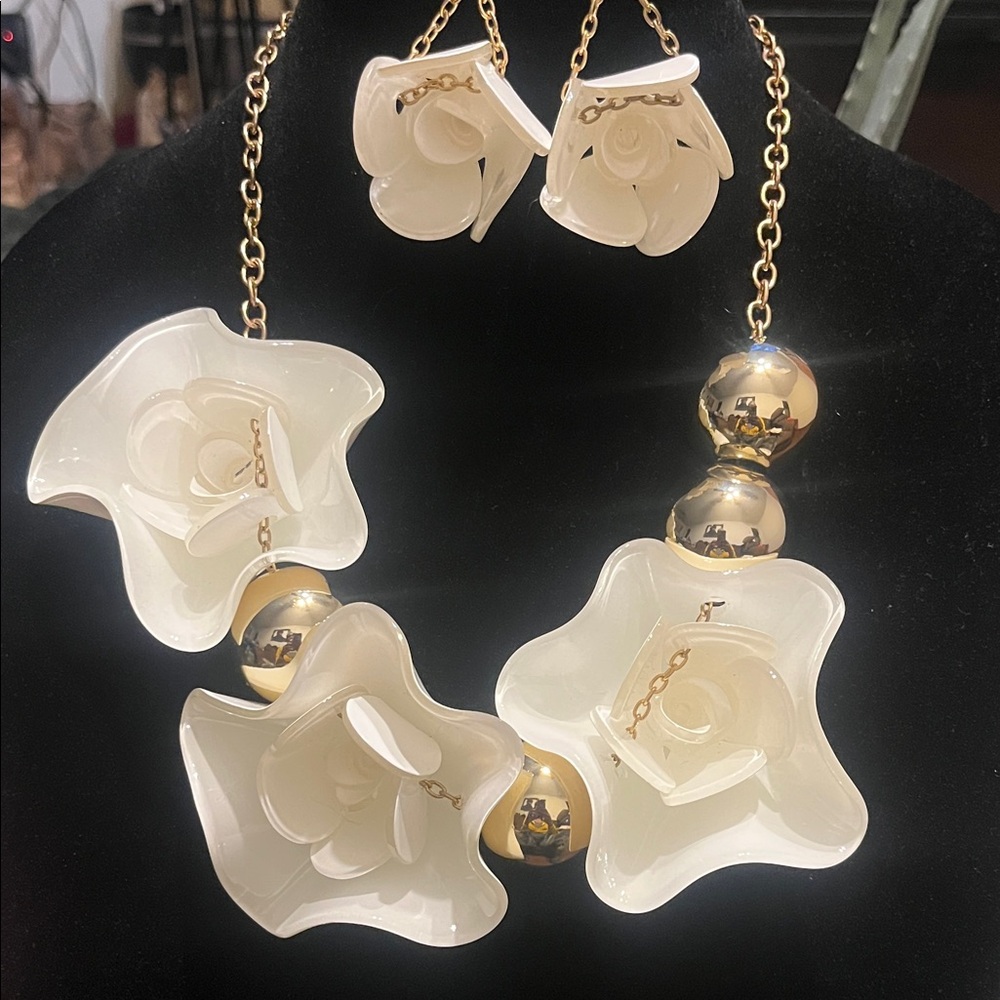 Elegant Gold and Cream Floral Necklace Set
